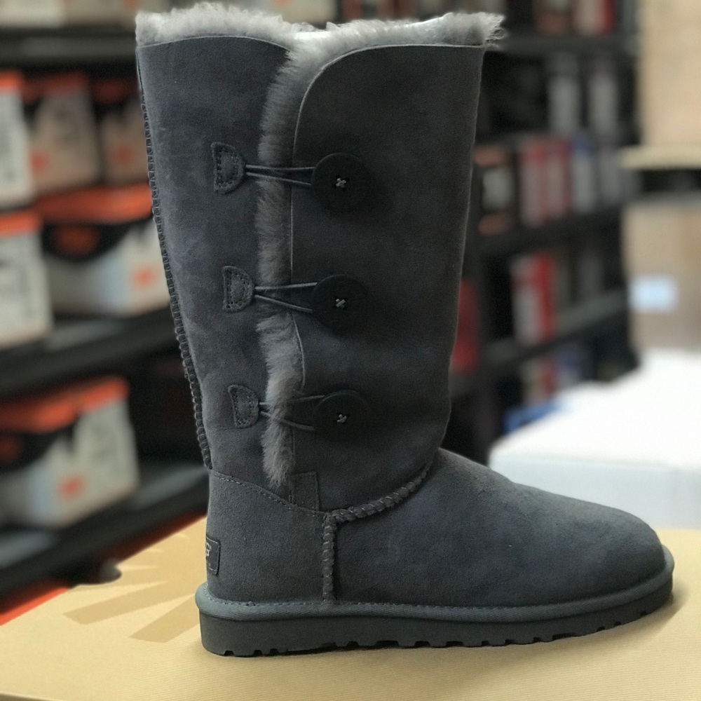 UGG W BAILEY BUTTON TRIPLET GREY SIZE 6